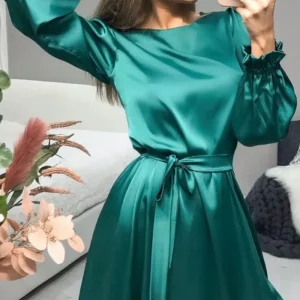 Robe Satin Courte Verte Émeraude - DESTOCKAGE