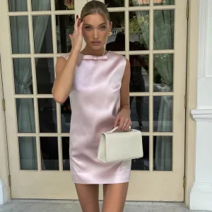 Robe Satin Courte Rose Sans Manche Élégante